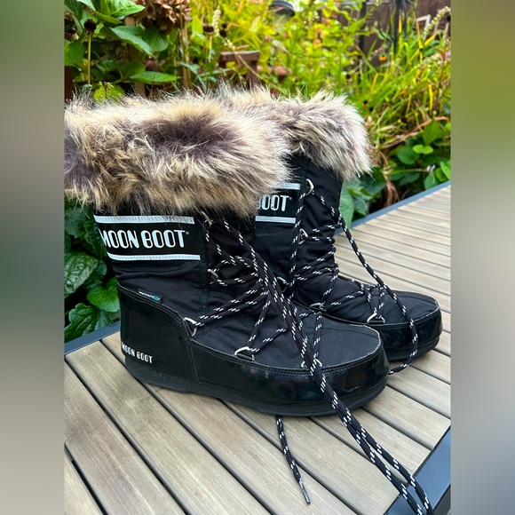 Moon Boot Women's Black Fur-Trim Winter Boots - Picture 1 of 6